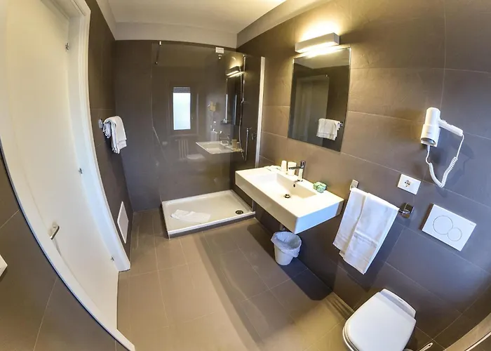 Grand Europa Centro Отель Ривизондоли